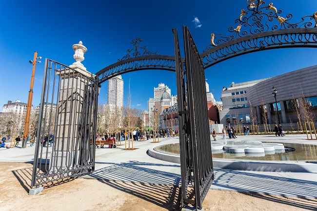 Puerta de acceso a los jardines de Sabatini