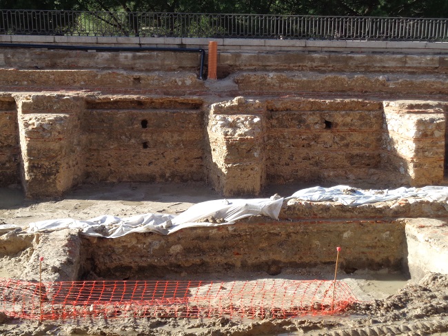 Vista del gran muro y contrafuertes diseñados por Sabatini para sustentar las desaparecidas Reales Caballerizas. (Foto: Julio Real)
