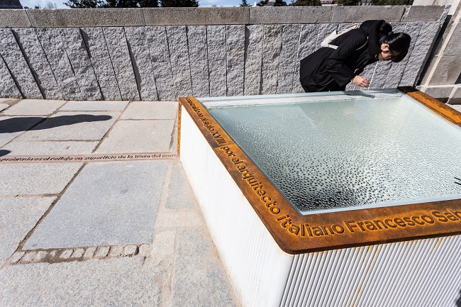 Mirador abierto en el pavimento para la contemplación del gran muro y contrafuertes dieciochescos.