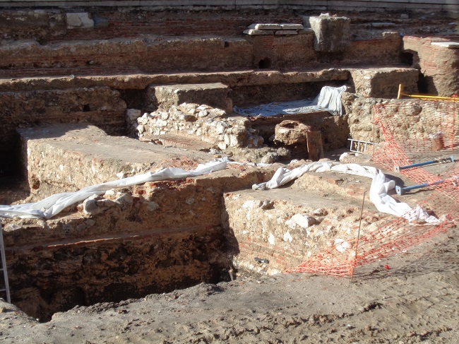 Restos arqueológicos aparecidos a lo largo de la calle de Bailén (Foto: Julio Real).