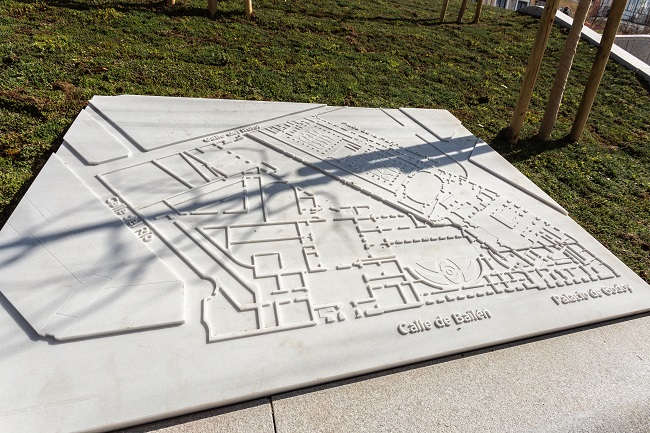 Gran placa de mármol con el plano de la manzana urbana parcialmente demolida en su frente occidental entre 1931 y 1932.