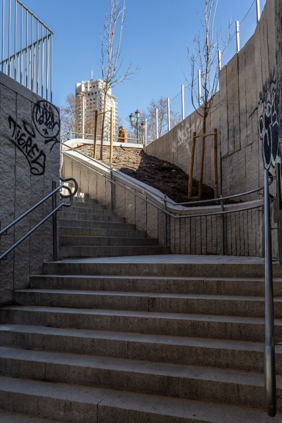  Escalera y ascensor de acceso a la plaza de España desde la cuesta de San Vicente.
