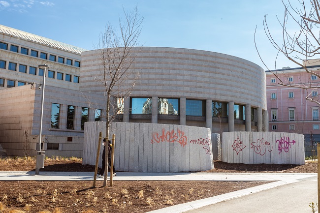 Chimeneas de ventilación, ya debidamente vandalizadas, que ocultan parcialmente el ábside del moderno hemiciclo del Senado.