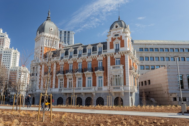 Vista del edificio que fue sede de la Real Compañía Asturiana de Minas.