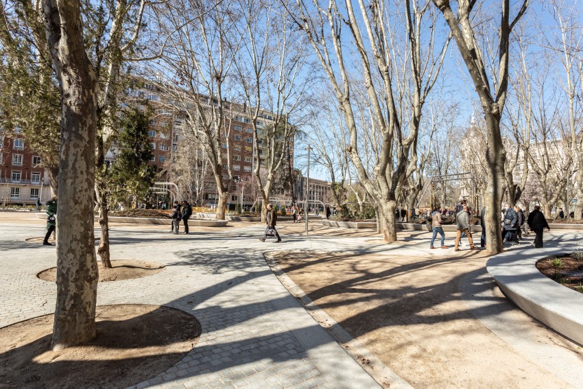 Vista de uno de los nuevos caminos que engloban en su trazado el arbolado preexistente.