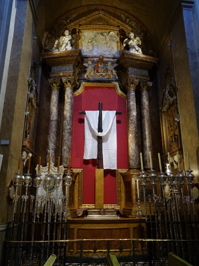 Foto 8: Capilla con la cruz del descendimiento.