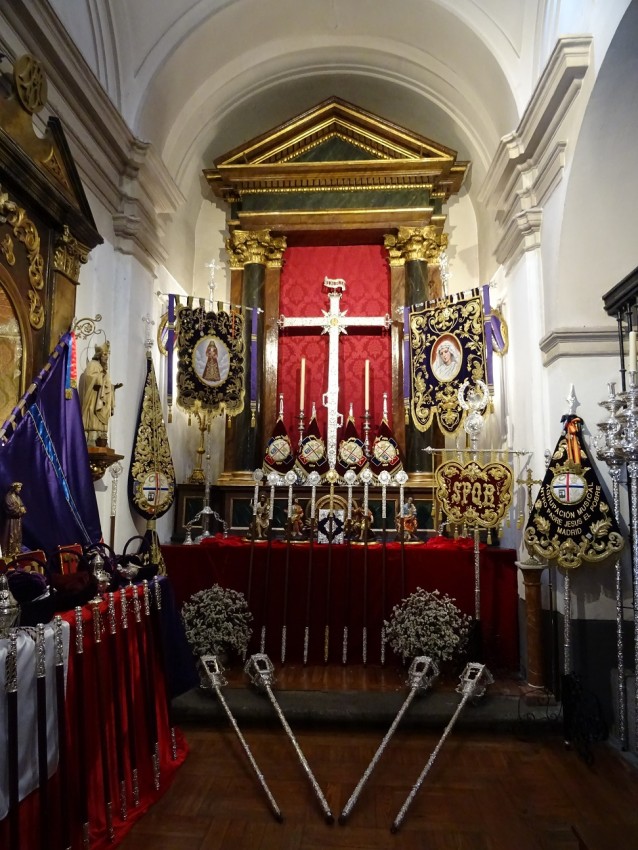 Foto 15: Capilla exhibiendo las divisas de la Hermandad.