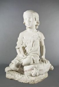 Escultura de niña con una cruz
