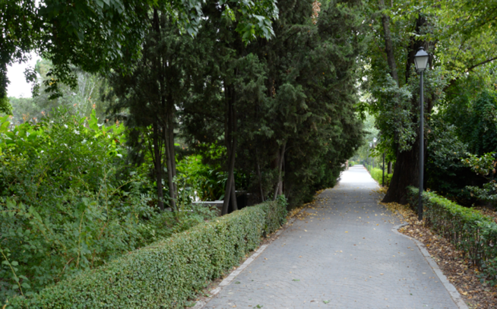 En este lugar de los Jardines de Cecilio Rodríguez, al lado del muro de Menéndez Pelayo, donde apareció el busto de Pablo Iglesias. Fuente: Ignacio Bazarra.